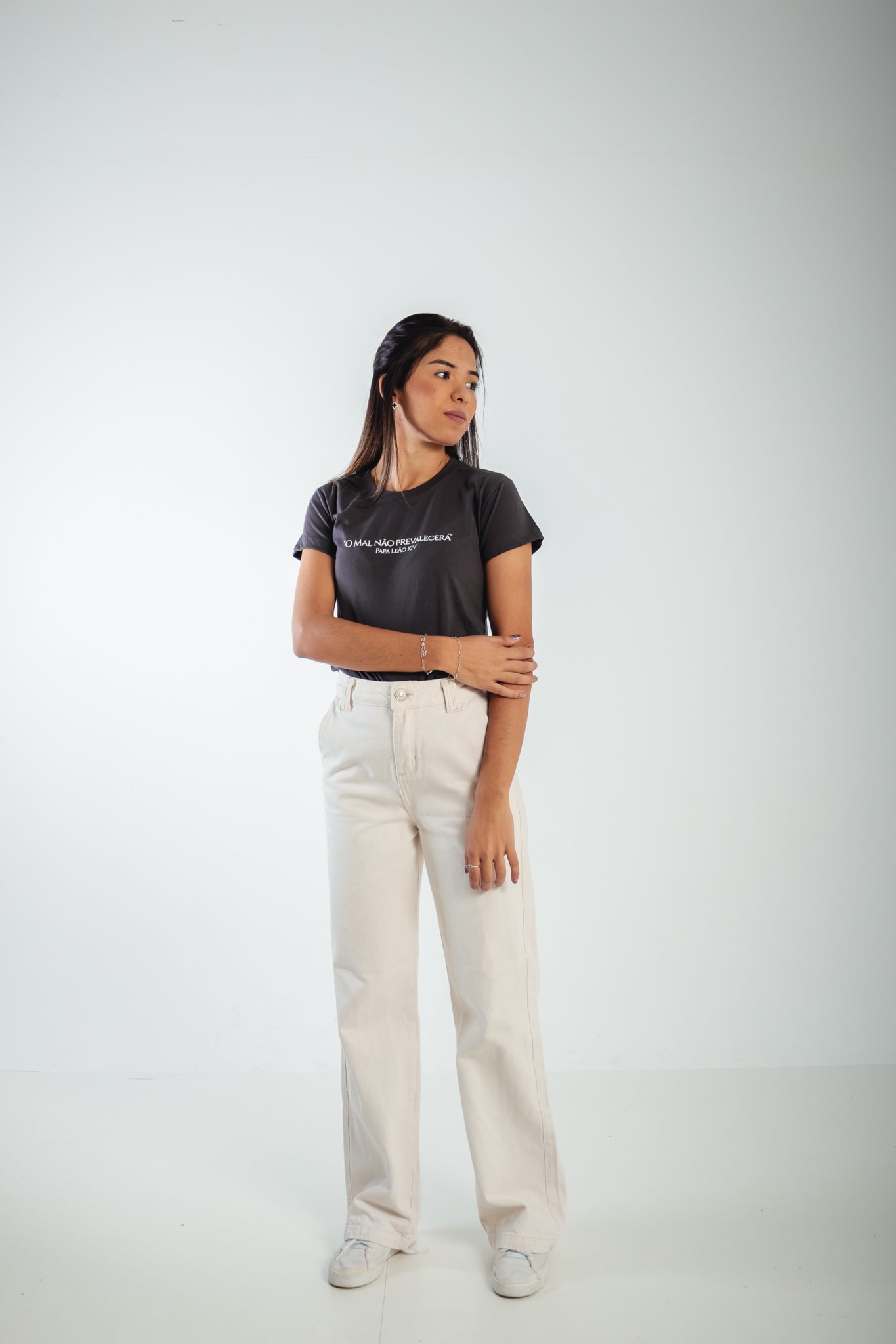 Women’s Fitted Tee O mal não prevalecerá - Papa Leão XIV ref 3243