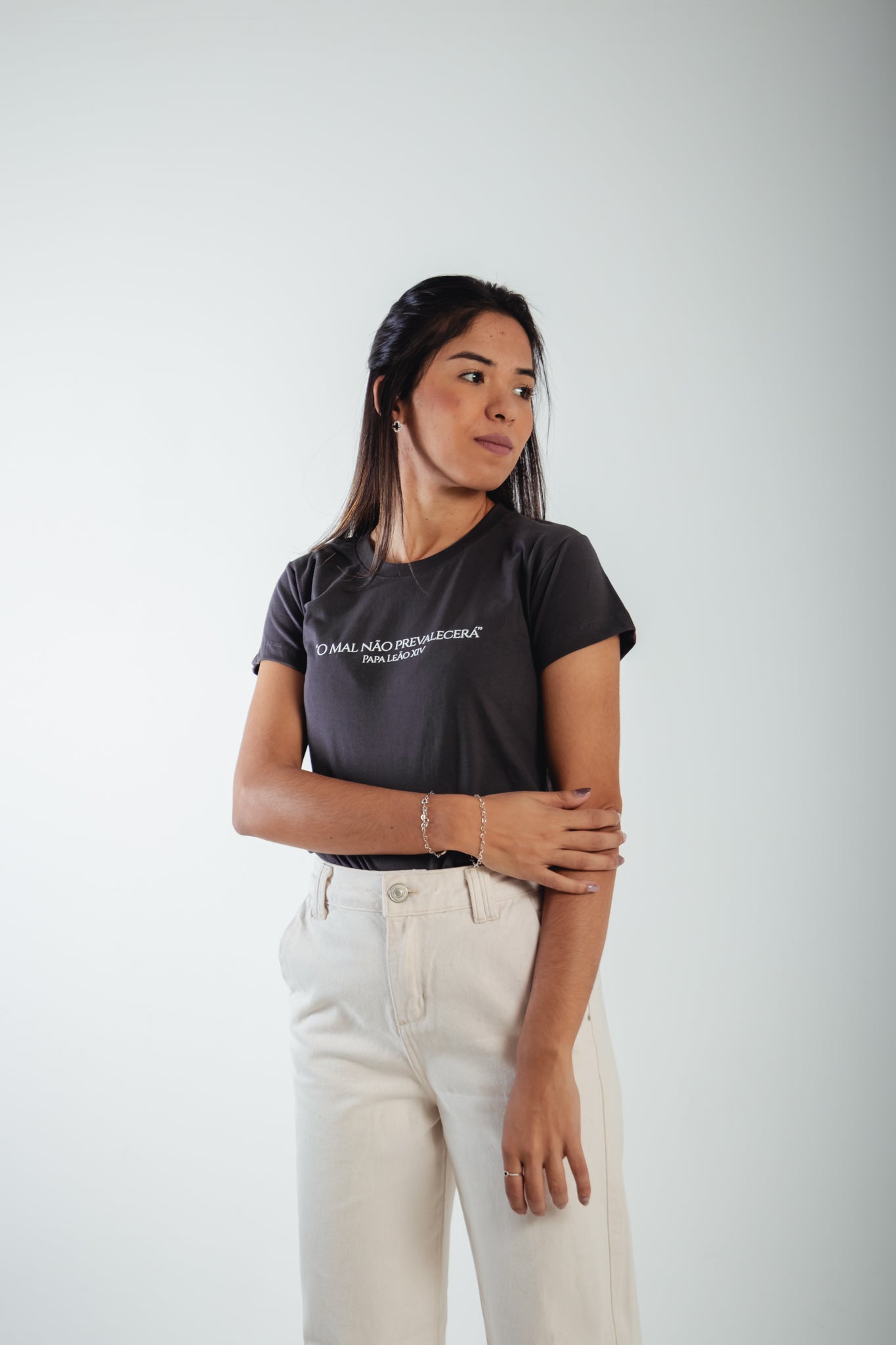 Women’s Fitted Tee O mal não prevalecerá - Papa Leão XIV ref 3243
