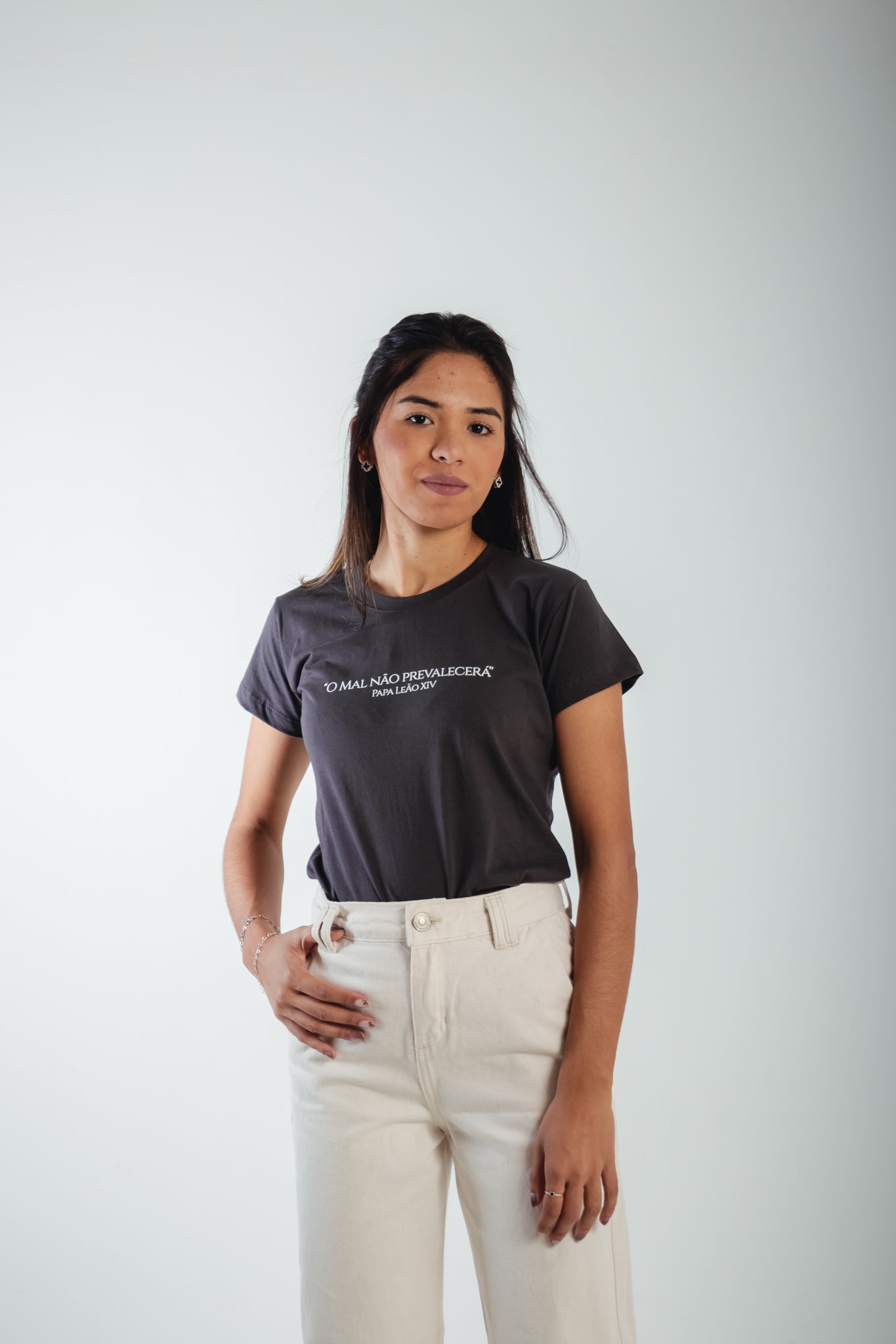 Women’s Fitted Tee O mal não prevalecerá - Papa Leão XIV ref 3243