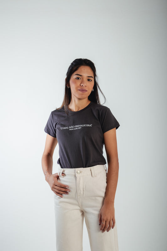 Women’s Fitted Tee O mal não prevalecerá - Papa Leão XIV ref 3243