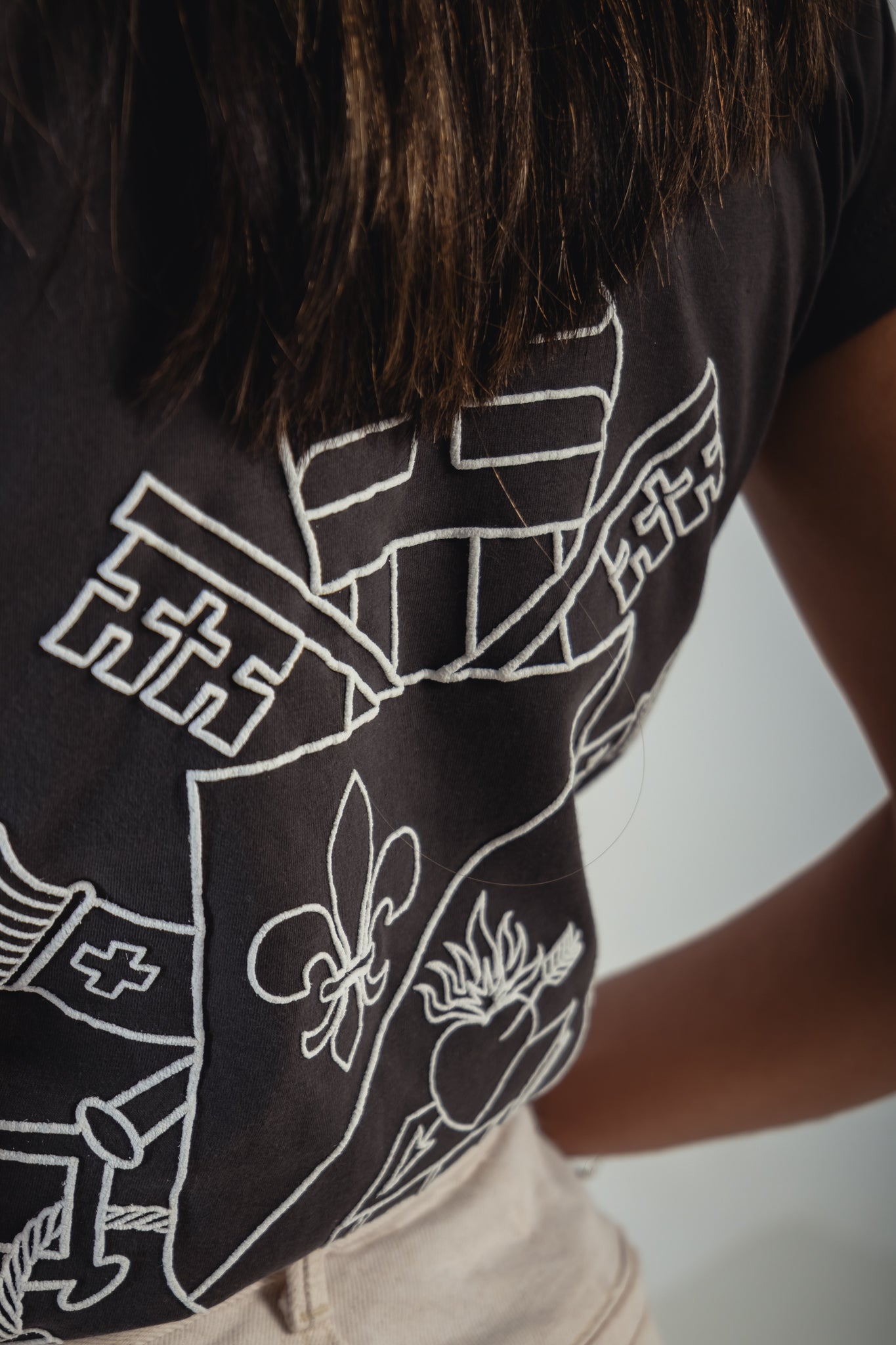 Women’s Fitted Tee O mal não prevalecerá - Papa Leão XIV ref 3243