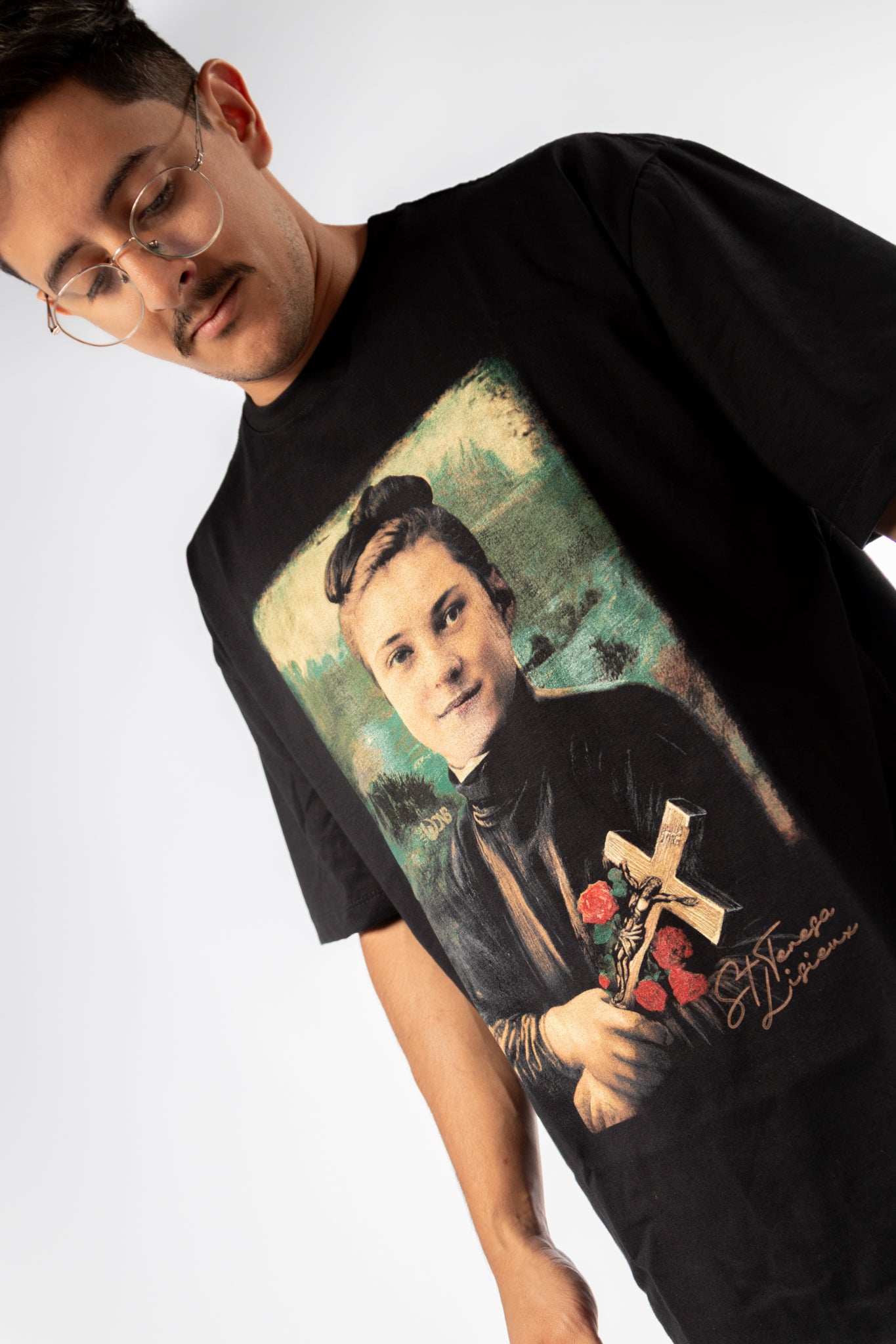 Oversized T-Shirt – Saint Thérèse of the Child Jesus Portrait - Black